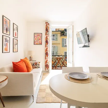 Sunny, Central,balcony, Steps Away From Sea Front 아파트 *