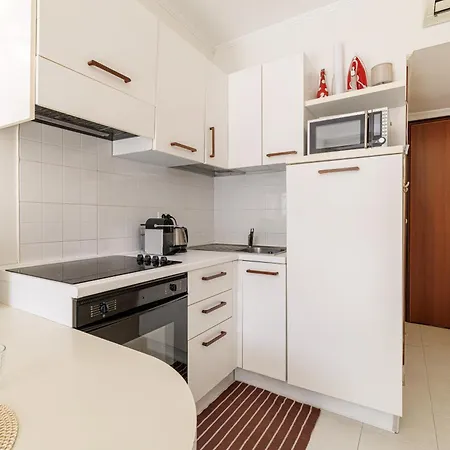 아파트 Sunny, Central,balcony, Steps Away From Sea Front