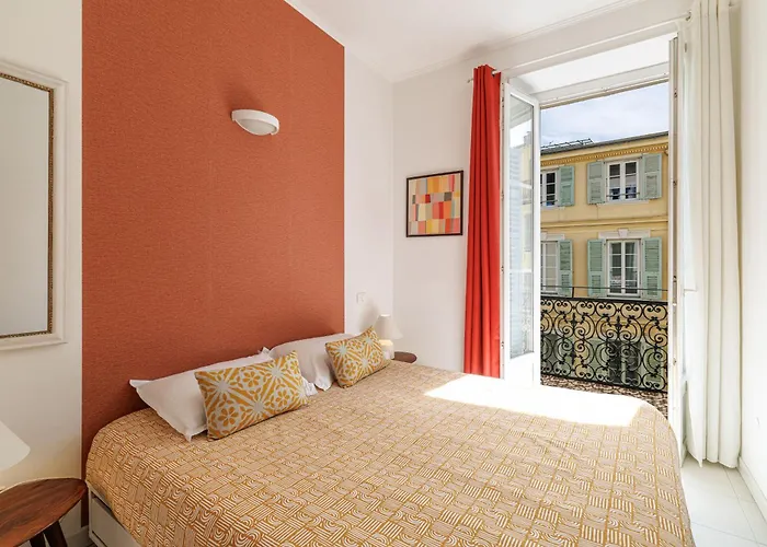 Sunny, Central,balcony, Steps Away From Sea Front Nice