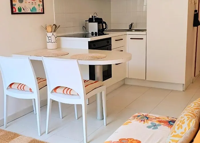 Apartman Sunny, Central,balcony, Steps Away From Sea Front *