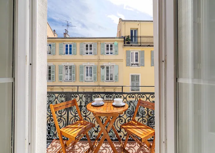 Sunny, Central,balcony, Steps Away From Sea Front Lejlighed Nice