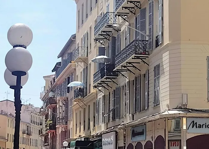 Sunny, Central,balcony, Steps Away From Sea Front Apartman